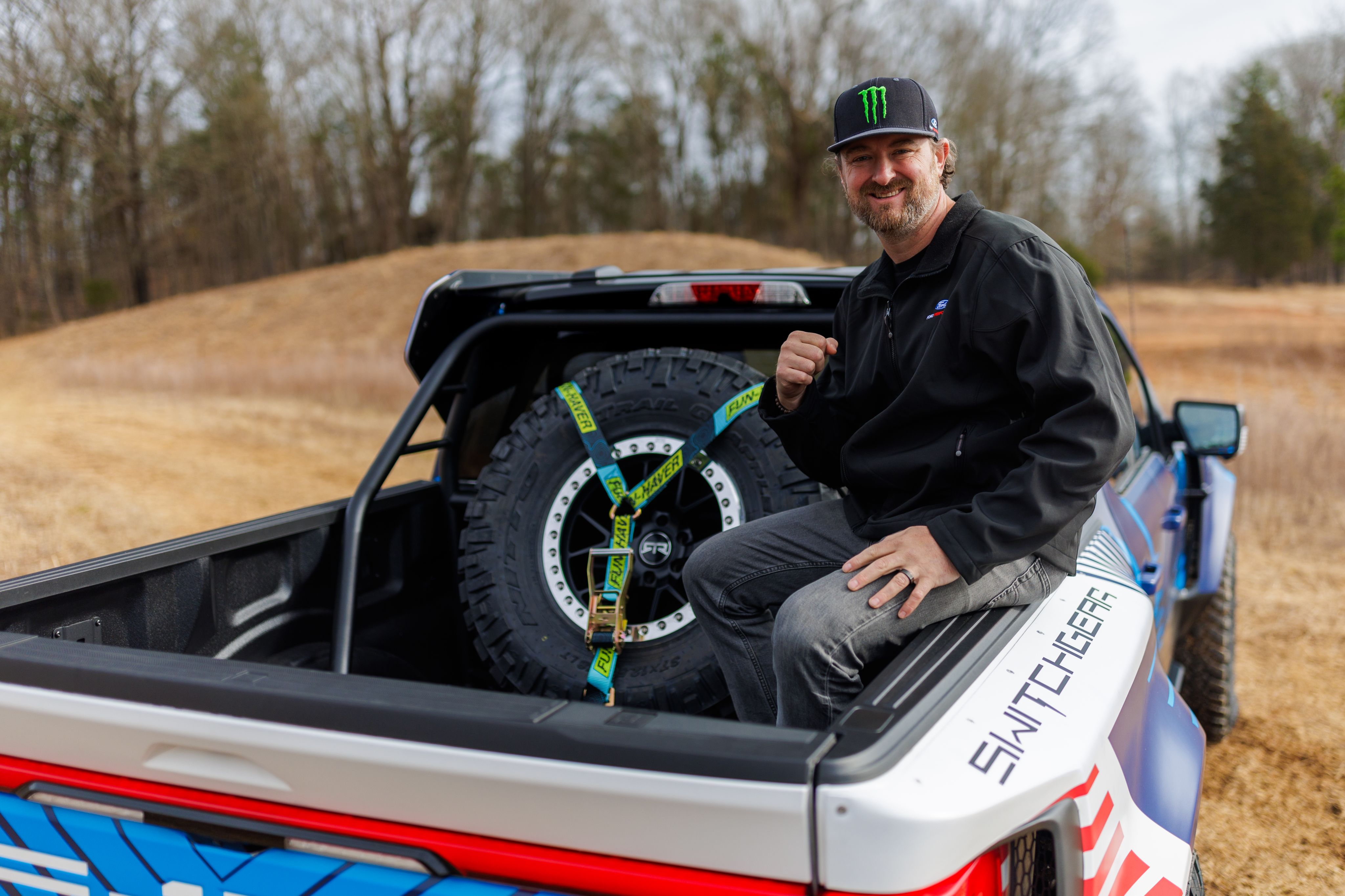 Vaughn Gitten Jr. posa en la cama de la F-150 Lightning Switchgear.